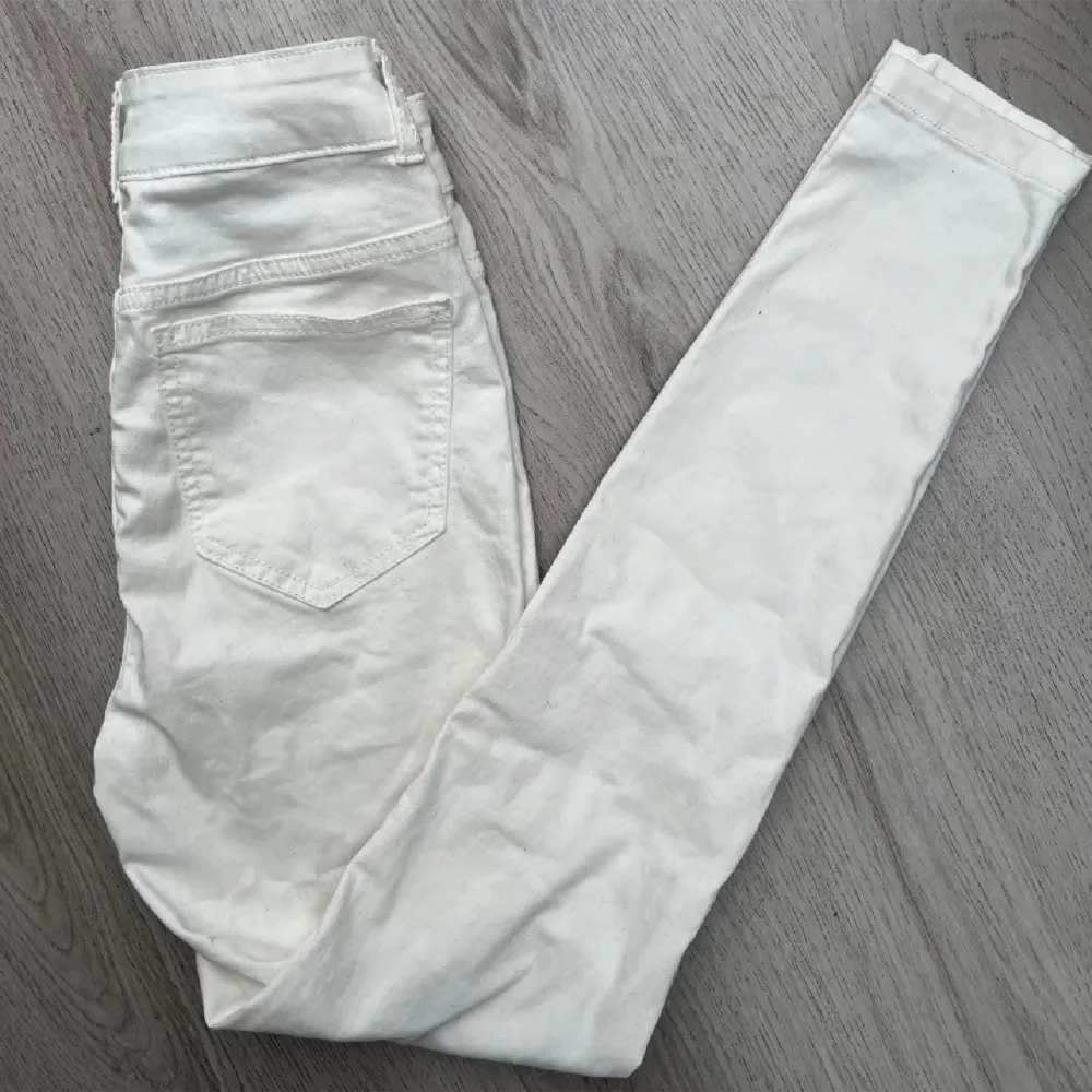 Säljer dessa två jeans. Storlek XS båda. Dem vita är i nyskick, de svarta är i bra skick. Säljs för 20kr/st. Vid intresse är det bara att höra av sig💕. Jeans & Byxor.