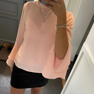 Rosa volangblus  - Rosa blus med volanger från Indiska i storlek S, passar även M. Fint skick. Använd gärna köp nu!