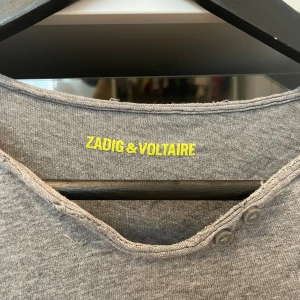 Zadig & Voltaire tröja - Säljer min Zadig tröja med coolt print på ryggen💛 väl använd