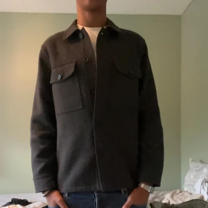 Overshirt H&M - Slutaåld på hemsidan. Ull jacka/overshirt från H&M 9/10 i skick. Köpt för 700! pris kan diskuteras 
