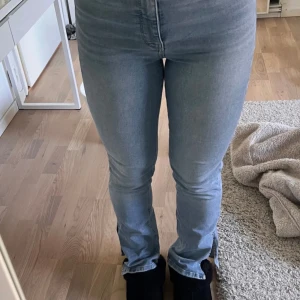 Gina Jeans - Gina jeans med slits Säljer då dem inte kommer till användning men är i väldigt bra skick🌸