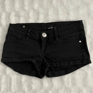 Svarta lågmidjade jeansshorts  - Ett par lågmidjade jeansshorts ifrån Tally Weijl.