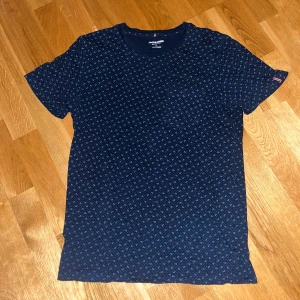 T-Shirt  - Storlek (M) inga fel med tröjan! Säljer den för rensning av garderob! Köparen betalar frakten om den ska fraktas! 