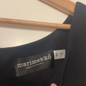 Svart klänning - Svart klänning i mycket fint skick! Från marimekko. Storlek 40🧸