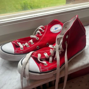 Röda allstar converse - Snygga röda all star converse i ganska bra skick, som kommer inte till användning längre.
