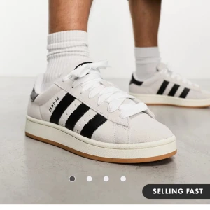 Adidas campus 00 - Säljer mina adidas campus få dem är liite för stora. Fick dom för 1 vecka sedan så använt dom fåtal gånger. Kartongen och allt är kvar. Inga defekter, ser precis nya ut. Skriv för fler bilder privat