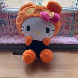 Hello Kitty Sanrio Pumpa Halloween panda gosedjur - Fint gosedjur med lapp kvar, har endast stått som prydnad! Ca 35cm hög och officiell sanrio 