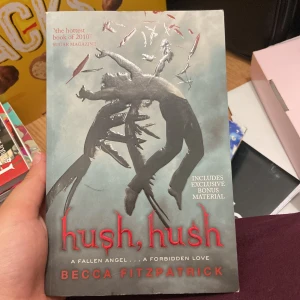 Bok, hush hush - En bok jag köpt som jag aldtig läst eller kommer läsa. Helt oanvänd. Den har en liten vattenskada men det är de.