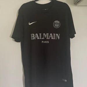 Psg balmain tröja - Säljer en oäkta psg balmain tröja i nyskick. Den är aldrig använd. Pris ej hugget i sten