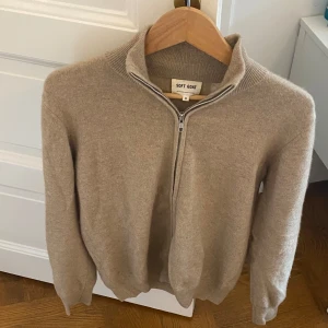 Soft Goat Full-Zip Tröja Kashmir - Nypris: 2700 kr Helt slutsåld färg på deras hemsida Mycket bra skick! Storlek: M (kan passa S) 100% Kashmir