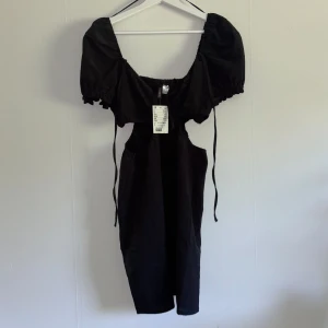 Klänning - Säljer denna klänning då jag aldrig fått användning för den! Helt ny med prislappen kvar🌸 Nypris 199kr