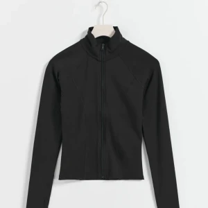 Träningsjacka  - Långärmad topp med dragkedja fram. Toppen är svart och har figurnära passform. Fler bilder finns för intresserade ❤️