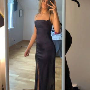 Balklänning - En superfin balklänning som jag hade på min bal men inte kommer använda igen, därför säljer jag den nu🩷den har en dragkedja ibak och snören ibak som man kan dra åt midjan som en korsett🩷