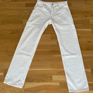 Levi’s 501 ’93 - Sjukt feta jeans ifrån Levi’s i färgen vit. Modellen är 501 ’93 straight. Sparsamt använda och i väldigt fint skick. Bild 3 visar att de färgat av sig lite på innersidan, men inget som syns.  Storlek: 30/32