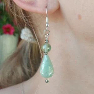 Örhängen med glaspärlor - Handgjorda örhängen med blågröna glaspärlor🌊🌙  Kan skickas eller hämtas, vi står ej för frakt😇