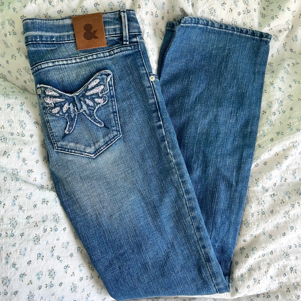 Säljer dessa jättesöta jeans med fjärilar på fickorna! Köpta här på plick och aldrig använda då de inte passar mig 💖  Midja: 38 cm  Längd: 102 cm . Jeans & Byxor.