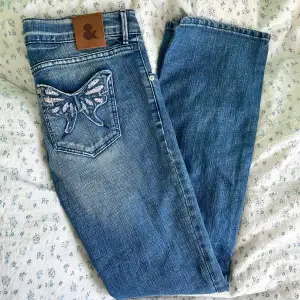 Säljer dessa jättesöta jeans med fjärilar på fickorna! Köpta här på plick och aldrig använda då de inte passar mig 💖  Midja: 38 cm  Längd: 102 cm 
