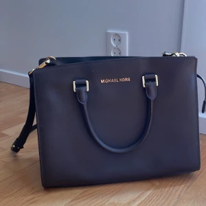 Handväska - Rymlig. Stel modell. Renlig innuti och inga skrapor utanpå. Även axelband.