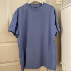 T-shirt Weekday - Sjukt härlig tisha ifrån Weekday. Sparsamt använd och inga som helst defekter. Ganska stor passform på denna. Så funkar för M-XL beroende på vilken passform som önskas