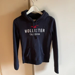 Hollister hoodie - Säljer min vintage hollister hoodie köpt på Sellpy. Den är i nyskick. I hoodien står det storlek M men jag skulle säga att den passar S-XS