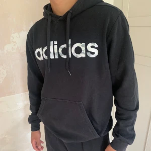 Adidas Hoodie - En svart adidas hoodie i bra skick för killar, men passar och ser bra ut på tjejer också. Säljs för 200kr + frakt