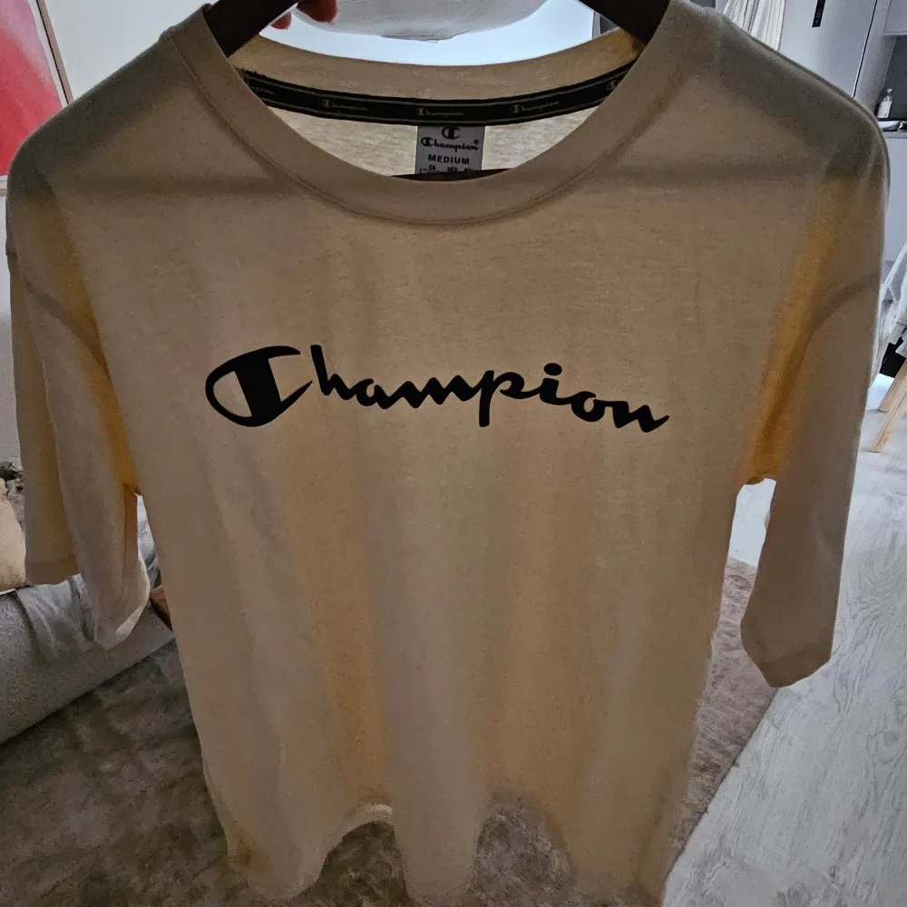 Champion t-shirt. Strl M. Ljusgul och mavy. Relaxed fit. . T-shirts.