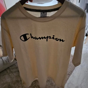 Champion t-shirt - Champion t-shirt. Strl M. Ljusgul och mavy. Relaxed fit. 