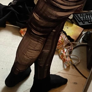 Strumpbyxor / tights - Säljer dessa jätte fina håliga / distressed tightsen. De är köpta på nätet för 50, säljer pågrund av att de inte passar min stil. Skriv för fler bilder och eventuella imperfektioner. Går att pruta, använd köp nu, köpare står för frakt.