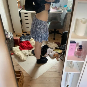 Blå blommig kjol - Säljer denna jätte fina kjolen. Den är köpt på lager 157 för 150 kr, säljer pågrund av att den inte används. Skriv för fler bilder och eventuella imperfektioner. Går att pruta, använd köp nu, köpare står för frakt.