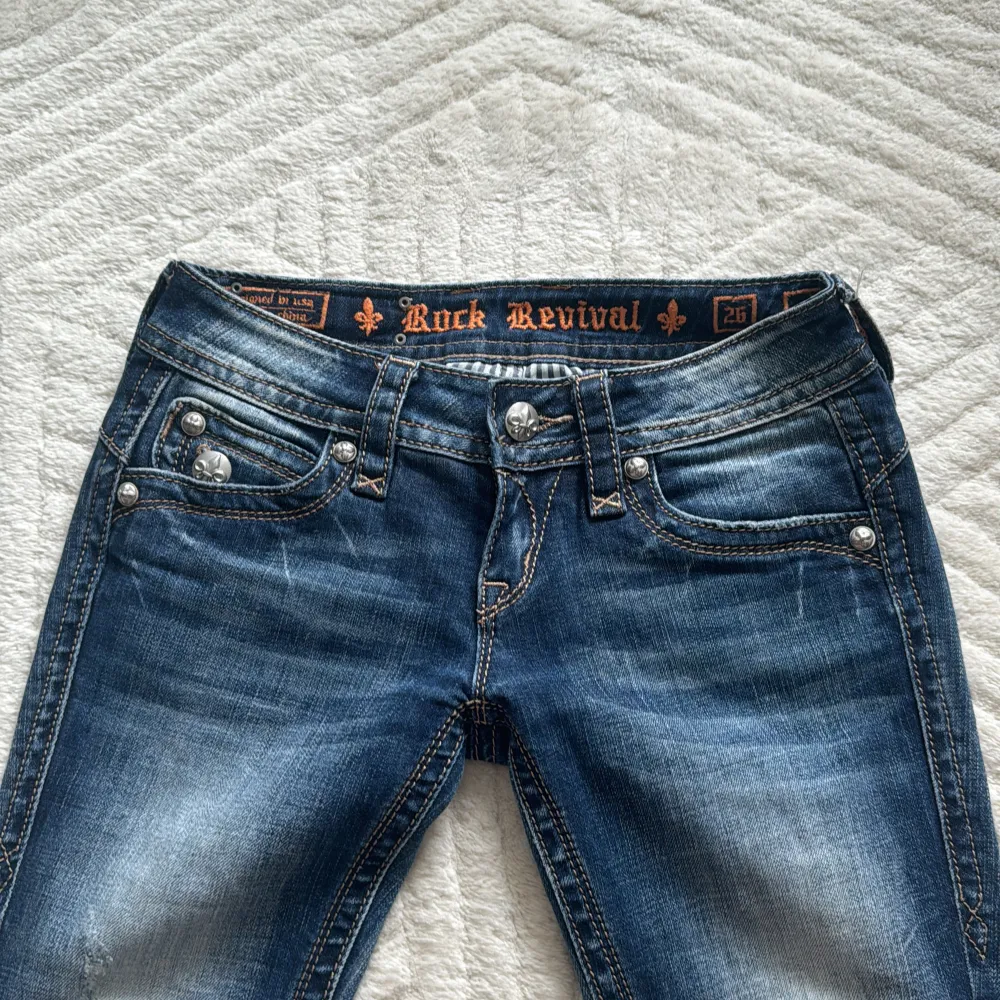 säljer dessa jättefina lågmidjade rock revival jeans i stlrk 26! köpta här på plick. säljer då de inte passar mig. midjemåttet är 36cm 🫶🏼inga bilder på då de är för små PRIS KAN DISKUTERAS. Jeans & Byxor.