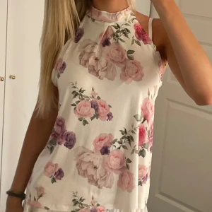 fest topo - fin topp i satin som är i jätte bra skick!