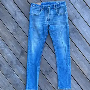 Tja! Säljer ett par dondup jeans i modellen conway som sitter som George ungefär | skicket på jeansen är 9/10 | storlek 32 passar även 31 | vid frågor är de bara höra av dig🙌