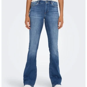ONLBLUSH MID WAIST FLARED JEANS - Jeans från only, säljer då jag insett att de är lite för långa för mig. 