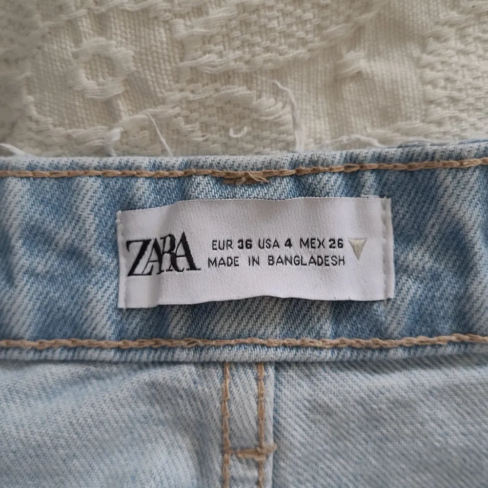 Jeans från Zara i storlek 36, något liten i storleken. Modellen är straight leg. De är även uppvikta 3-4 centimeter på bilden. Mycket användbara och i nyskick!. Jeans & Byxor.
