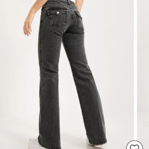 Lågmidjade Levis jeans  - Ett par lågmidjade Levis jeans som är köpa för 1300kr. Dom är sparsamt använda så inga defekter förekommer. Storlek, w26 l32. Jag säljer dom nu för 350kr +frakten som tillkommer. Jag tar endast emot betalningar genom Swish. 