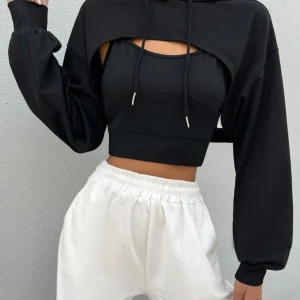 Topp - En topp som kommer i två delar. Den är aldrig använd. Köpt för ungefär 2 år sen. Kontakta mig om du har fler frågor 😊