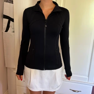 Träningsjacka  - Svart träningsjacka från märket Queenieke. Stl XS och i bra skick! Väldigt lik Lululemon define jacket.🖤