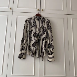 Mönstrad Zara Blus💕 - Såååå fin blus som inte kommer till användning💕 Passar till allt och den sitter som medium  Kontakta mig för pris eller bilder❤️