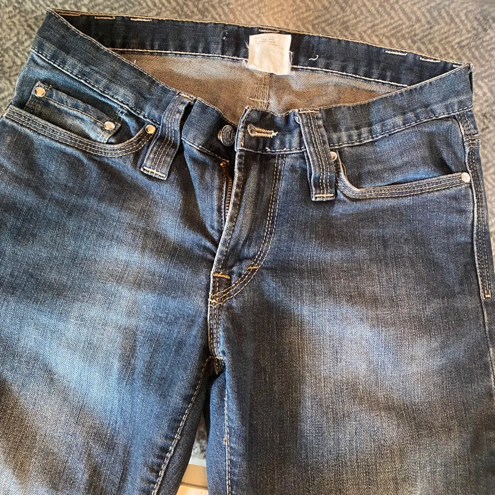 Lågmidjade, mörkblåa jeans. Jeans & Byxor.