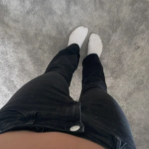 Svarta jeans - Säljer dessa boutcut/flare jeans från hm💕