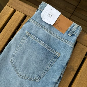 Never Denim Straight Ljusblå Högmidjade Jeans W31/L32 - Ljusblå jeans från Never Denim (BikBok) som aldrig kom till användning. Storleken är 31 i midja och 32 i längd. Modellen är rak men de är fortfarande rätt lösa i låren och högmidjade. Första bilden är i naturligt ljus och visar färgen bättre!