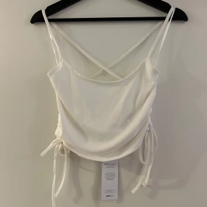 Topp - Snygg topp från Gina Tricot. Ny med prislapp kvar 