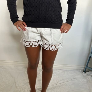 Vita spets shorts  - Jättesöta vita shorts med spetsdetaljer🌟