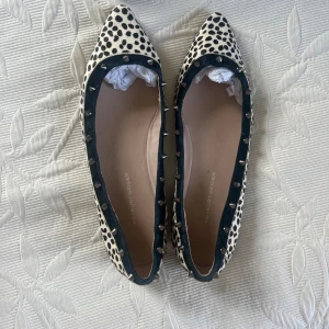 Kurt Geiger ballerina  - Leopard ballerina från Kurt Geiger. Köpta second han i Köpenhamn. Står att det är storlek 39 men mer som en 38. Väldigt bra skick, inga defekter.
