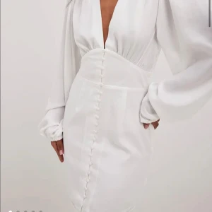 Vit  festklänning  - Använd ett fåtal gånger och är i bra skick, normal i storleken💓