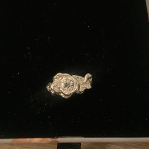 Ring  - Säljer denna silverpläterade ring från pilgrim, nypris 499, justerbar!!