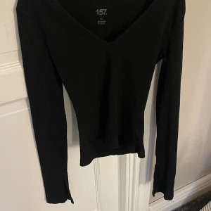 Tröja  - Säljer denna svarta tunnare tröja med v ringning då den inte kommer till användning längre. Använd några gånger men inga slitningar💓den är i ribbat material och har slits vid armen.  Den är från lager 157 i storlek xs