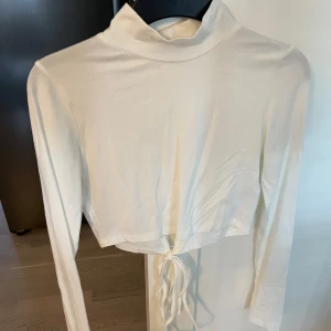 Crop topp med öppen rygg - Öppen i ryggen och man knyter där bak. Använd fåtal gånger 