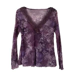 Whimsical vintage meshtröja || Y2k - 🖤Gullig lila långärmad Mesh tröja i storlek s. Har paljetter och Blomdetaljer 🗝️ 🐈‍⬛ Klicka på ”köp nu” för att köpa!  🕸️ Kolla in mina andra annonser 🖤 