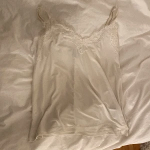 Linne - Vitt linne i könt och stretchigt tyg. Från New Yorker i storlek XS. Användes ofta